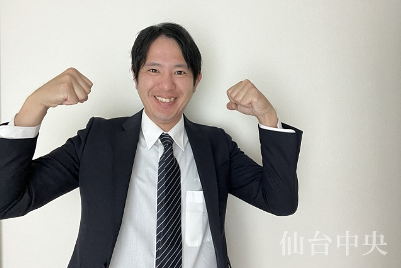 包茎手術が上手くいってガッツポーズをして喜ぶ男性