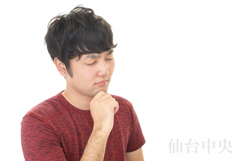 陰茎の黒子に悩む男性のイメージ