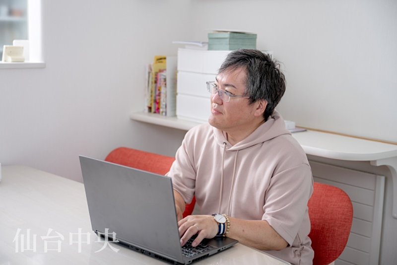 陰茎の黒子をネット検索する男性のイメージ