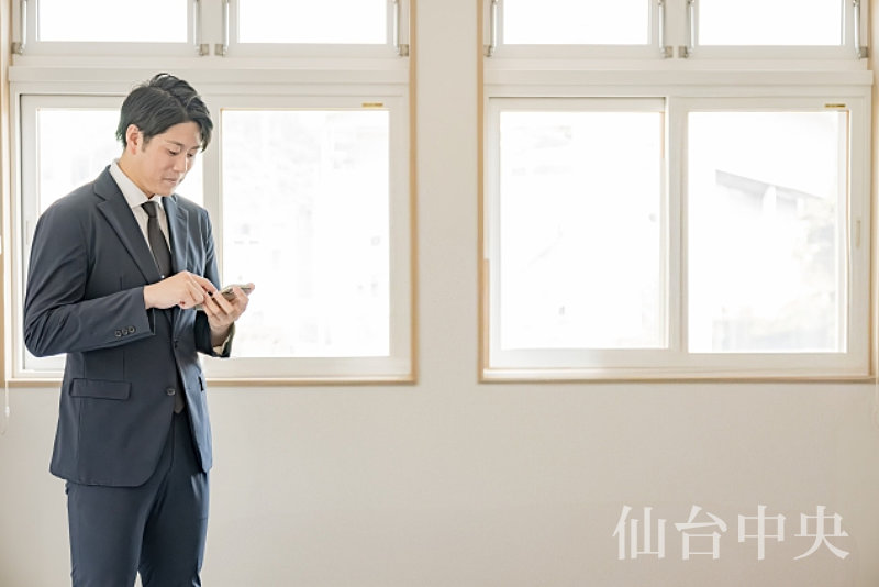 陰茎嚢胞をスマホで検索する男性のイメージ